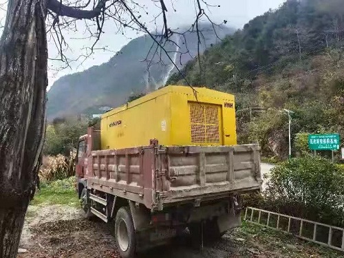 4人为盗窃4吨重的空压机，居然动用装载机、大货车.....
